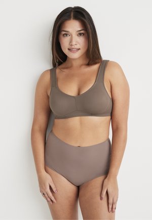 Bruine beha met brede banden en gevormde cups, gecombineerd met hoge bruine onderbroek. Glad, rekbaar materiaal met een naadloos ontwerp.
