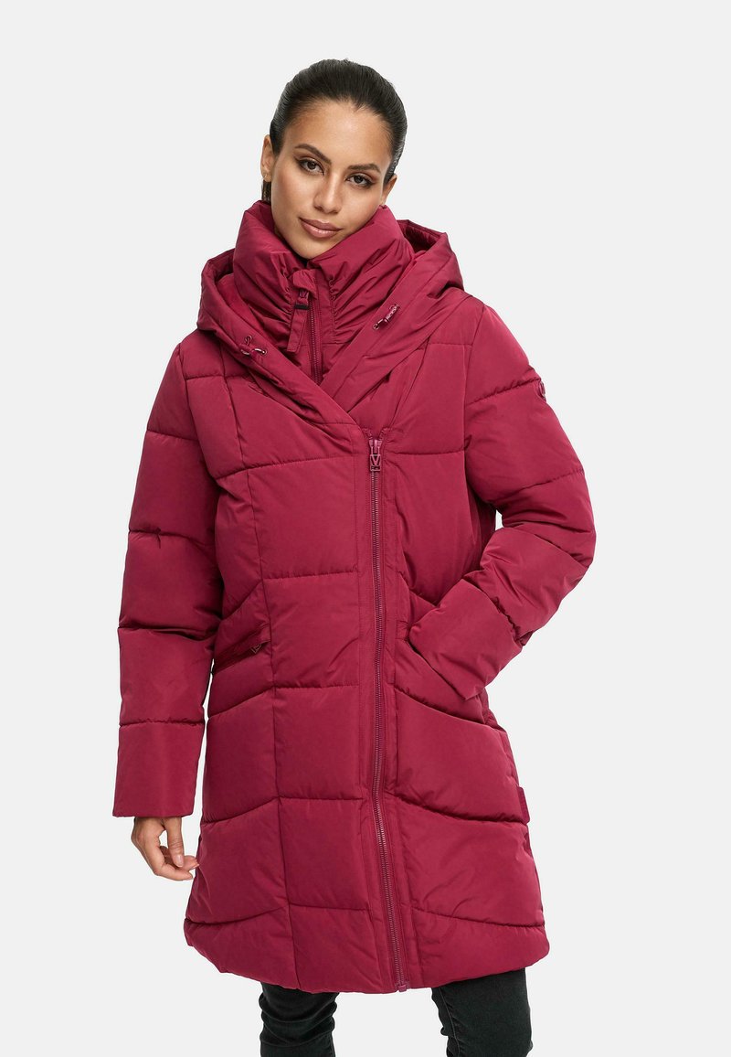 Bordo puffer mētelis ar augstu apkakli, ar rāvējslēdzēju un sānu kabatām. Iezīmēts ar pieguļošu dizainu un gludu auduma tekstūru.