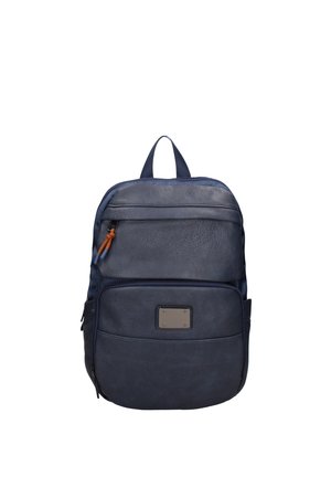 Sac à dos bleu marine avec deux compartiments zippés, texture similicuir, tirette marron et plaque de marque métallique rectangulaire sur la poche avant.