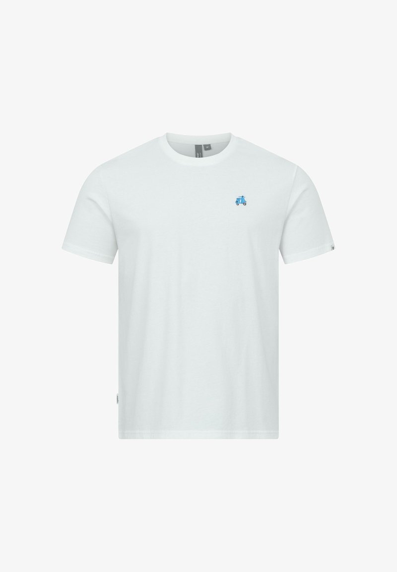 Biały T-shirt z krótkim rękawem i okrągłym dekoltem, z małą niebieską grafiką skutera na lewej piersi oraz metką na lewym bocznym szwie.