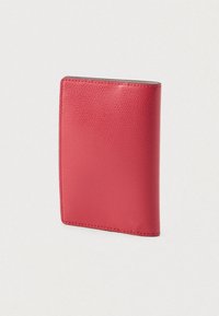 Κόκκινο δερμάτινο πορτοφόλι με υφή, δίπλωμα σε δύο μέρη και προσεκτικά ραμμένες άκρες, με συμπαγές, ορθογώνιο σχήμα.