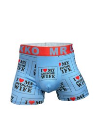 Boxers azul para hombres con cinturilla elástica roja. El patrón presenta "YO ❤️ MI ESPOSA INCREÍBLE" en texto negro dentro de cuadros blancos.