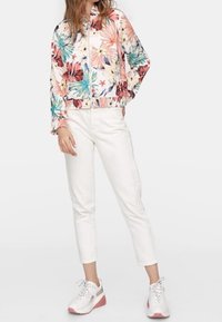 Stradivarius Bomberjacks - white