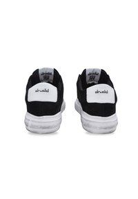 Schwarze Wildledersneaker mit weißem Fersenakzent, runder Form und strukturiertem Sohlenprofil. Branding am Fersentab, mit einem lässigen Design.