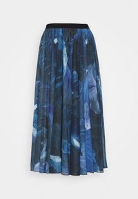 Fållad midikjol med mörkblå och svarta blommönster och svart elastisk midjeband på vit bakgrund.