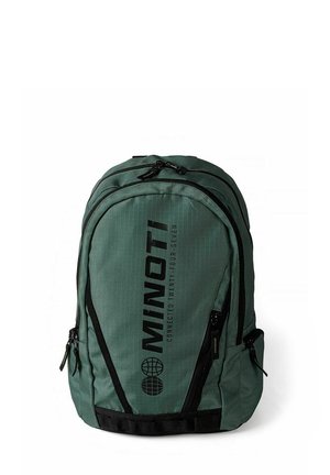 Sac à dos en tissu vert avec plusieurs compartiments zippés et logo Minoti noir ainsi que texte sur la poche avant.