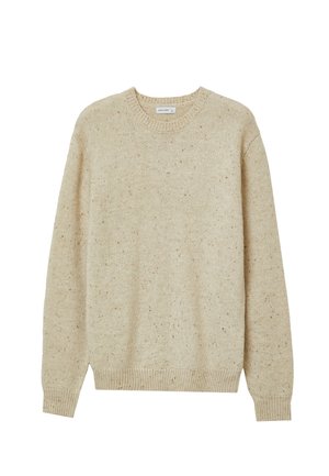Beige gestrickter Rundhalspullover mit langen Ärmeln und gerippten Bündchen und Saum, durchzogen von subtilen dunkleren Flecken.
