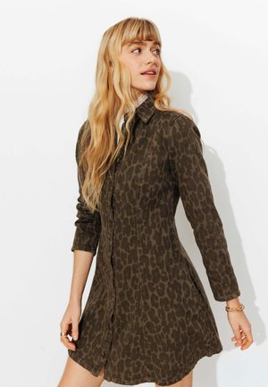 EN TOILE LÉOPARD - Robe en jean - imprimé marron