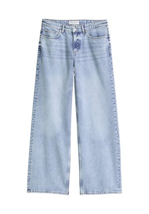 Hellblaue Jeans mit weitem Bein, Vordertaschen, Gürtelschlaufen, Knopfverschluss und sichtbaren Nähten, flach auf einem weißen Hintergrund ausgelegt.