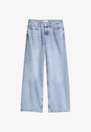 Lichtblauwe jeans met wijde pijpen, voorzakken, riemlussen, knoopsluiting en zichtbare stiksels, plat liggend op een witte achtergrond.