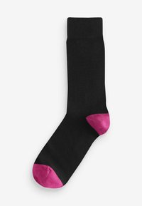 Sorte ribbede sokker med pink detaljer ved hælen og tåen. Fremstillet af blødt tekstilmateriale, designet til komfort og pasform.