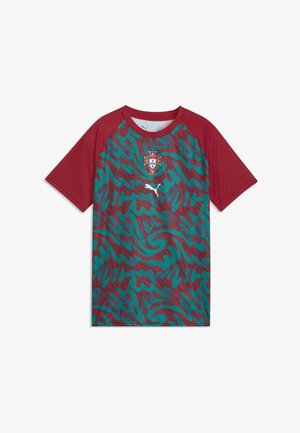 Portugal nogometni dres s crvenim rukavima, vrtložnim zeleno-smeđim uzorkom, nacionalnim grbom Portugala i bijelim Puma logom na prsima.
