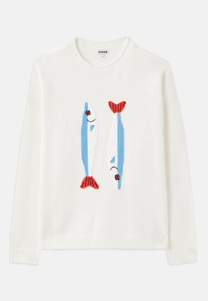 Pull blanc avec col et poignets côtelés, arborant deux poissons brodés en bleu et rouge, avec des yeux noirs et des bouches souriantes.