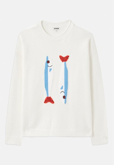 Witte trui met geribbelde kraag en manchetten, voorzien van twee geborduurde vissen in blauw en rood met zwarte ogen en lachende monden.