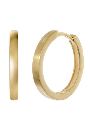 Paar glatte, polierte goldene Creolen, eine davon von der Seite geschlossen gezeigt, die andere geöffnet, um den Verschlussmechanismus zu zeigen.