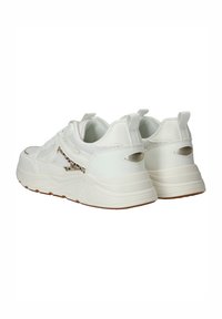 Witte sneakers met een bovenwerk van textiel, leren accenten en een opvallende rubberen zool. Heeft een subtiele slangenleerprint op de zijkant.