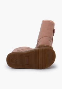 Rosa Leder-Ankle-Boot mit strukturierter Oberfläche, Gummisohle, runder Spitze und einem seitlichen Reißverschluss. Merkmale ein kleines Etikett nahe der Oberkante.