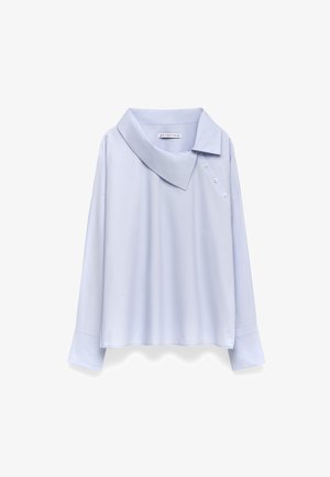 Lichtblauw overhemd met lange mouwen met een grote kraag, knoopaccenten aan de zijkant en een losse, vloeiende uitstraling. Glad fabricagestof.