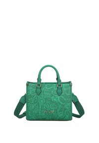 Groene handtas met een gestructureerde afwerking, voorzien van geperste reisetikettenpatronen. Inclusief dubbele stevige handvatten en een afneembare schouderband.