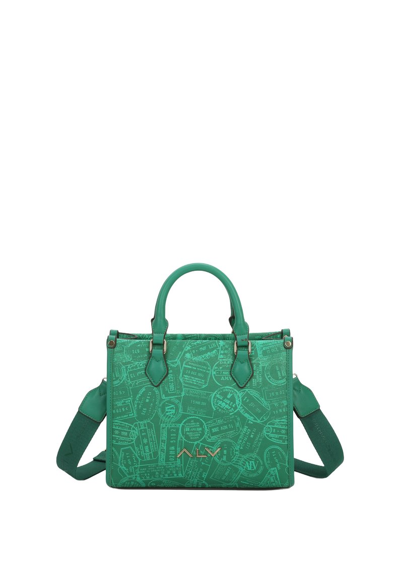 Groene handtas met een gestructureerde afwerking, voorzien van geperste reisetikettenpatronen. Inclusief dubbele stevige handvatten en een afneembare schouderband.