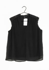 Blusa sin mangas negra con escote en V, que presenta pliegues texturizados y detalles de encaje en el hombro. Etiqueta adjunta visible en el escote.