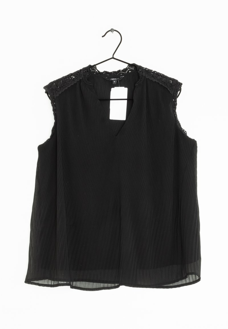 Blusa sin mangas negra con escote en V, que presenta pliegues texturizados y detalles de encaje en el hombro. Etiqueta adjunta visible en el escote.