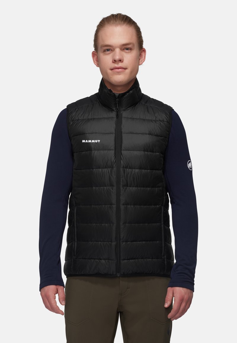 Schwarze Steppweste mit hohem Kragen, horizontaler Steppung und Frontreißverschluss. Verfügt über das weiße "MAMMUT"-Logo auf der linken Brust.