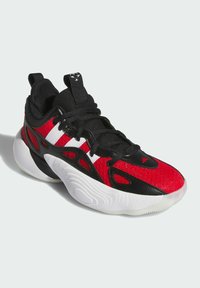 Sneaker sportivo rosso e nero con tomaia in rete, superficie strutturata, dettagli bianchi e suola in gomma con design del battistrada scolpito.