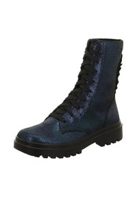 Stivale da combattimento con lacci in un materiale blu scuro brillante con una finitura testurizzata, dettagli neri e una suola in gomma nera resistente.