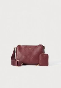 Bordová kabelka přes rameno z texturovaného materiálu s embosovaným vzorem, zlatými kovovými doplňky a odnímatelnou pouzdrem na karty ve stejném odstínu.