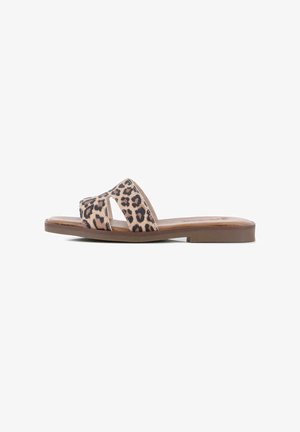 Sandalias deslizantes de estampado de leopardo con dos correas cruzadas y suela plana, hechas de un material suave con una paleta de colores beige y marrón.