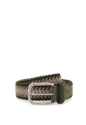 Ceinture tressée aux teintes vertes et beiges, boucle rectangulaire argentée, boucle et languette d’extrémité en daim vert assorti sur fond blanc.