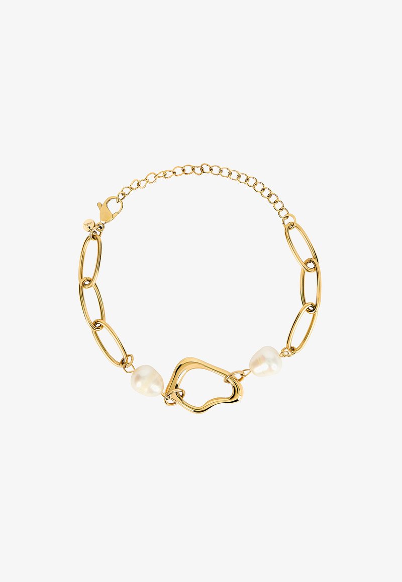 Gouden schakelarmband met twee witte parels en een hartvormig accent. Patroonkettingontwerp met een karabijnhaaksluiting.