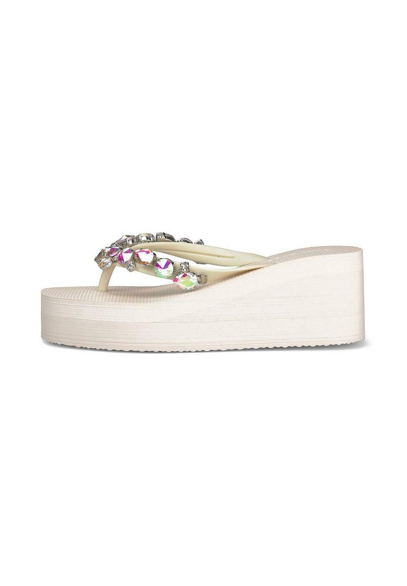 Sandali platform chiari con zeppa testurizzata e pietre decorative rosa e trasparenti, caratterizzati da un design a infradito.