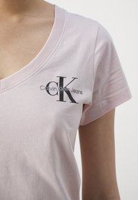 Calvin Klein Jeans MONOLOGO V NECK TEE - Print T-shirt - rose