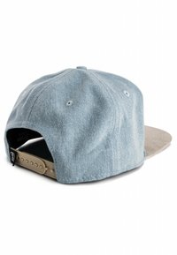 Denim sinine beisbolimüts, millel on beež äär. Omadusteks on snapback kinnitus ja ventilatsiooniaugud kroonil, et tagada õhutus.