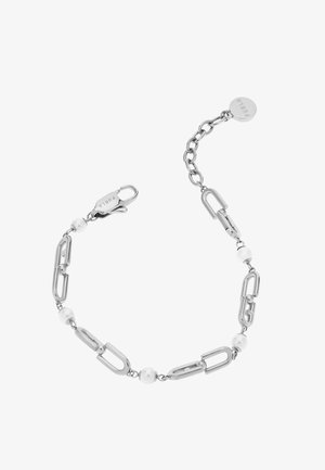 Stříbrný náramek s prodlouženými články, malými kulatými bílými korálky a karabinovým zapínáním. Obsahuje také prodloužení řetízku s kulatým přívěskem.