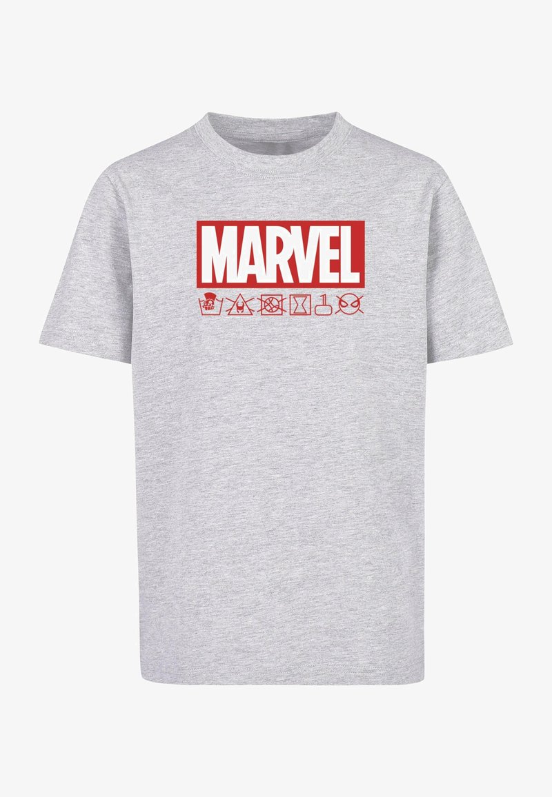 Pilkas medvilninis marškinėliai, kuriuose yra raudonas "MARVEL" logotipas su įvairiais simboliais po juo, įskaitant priežiūros instrukcijų piktogramas ir grafiką.