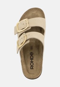 Sandali in camoscio beige con due cinturini regolabili e fibbie in metallo color oro. Plantare imbottito e dettaglio suola liscia.