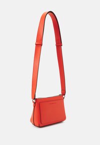 Borsa a tracolla in pelle arancione con forma rettangolare, tracolla regolabile, chiusura con zip e tasca anteriore. Finitura lucida con minimal branding.