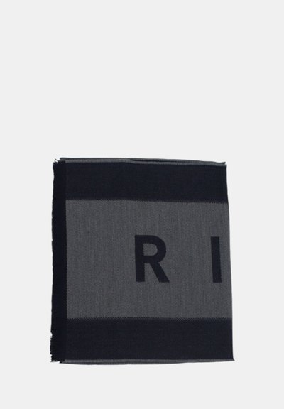 Sciarpa con un design intrecciato in grigio scuro e nero, con lettere audaci "R" e "I". I bordi frangiati completano la forma rettangolare.