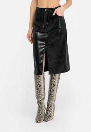 GLOSSY FIVE POCKET - Usnjeno krilo - u9822
