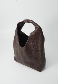 Sac en cuir marron avec un motif en crocodile texturé, doté d'un dessus ouvert et d'une poignée unique pour un transport facile.