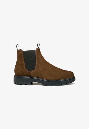 Botas Chelsea de ante marrón con paneles laterales elásticos texturizados, tiradores en forma de lazo y una suela de goma negra gruesa.