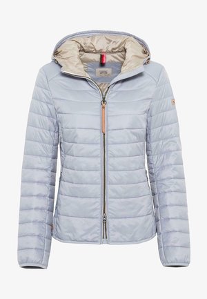 Jasnoniebieska pikowana kurtka o błyszczącym wykończeniu, z poziomym przeszyciem, zamkiem błyskawicznym i odpinanym kapturem. Posiada boczne kieszenie oraz logo.