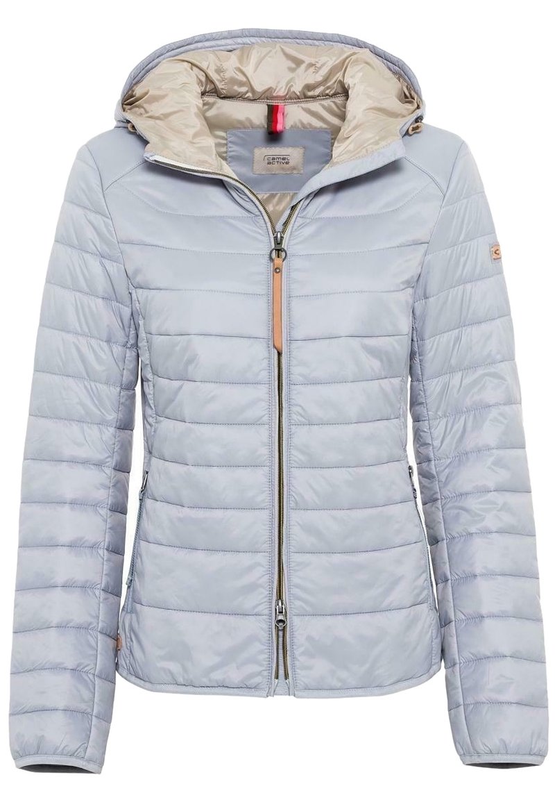 Jasnoniebieska pikowana kurtka o błyszczącym wykończeniu, z poziomym przeszyciem, zamkiem błyskawicznym i odpinanym kapturem. Posiada boczne kieszenie oraz logo.