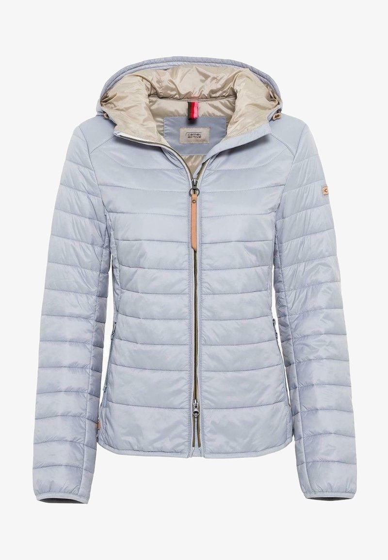 Jasnoniebieska pikowana kurtka o błyszczącym wykończeniu, z poziomym przeszyciem, zamkiem błyskawicznym i odpinanym kapturem. Posiada boczne kieszenie oraz logo.