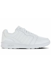 Bílé sportovní boty vyrobené z materiálu podobného kůži, s zaoblenou špičkou, plochými šněrovadly, bočními pruhy a texturovanou podrážkou s detailem loga.