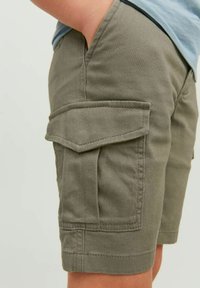 Pantaloni cargo color khaki realizzati in cotone, con tasche laterali e taglio dritto. Il tessuto ha una texture liscia con dettagli di cucitura visibili.