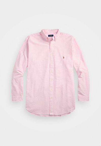 Camisa de botão riscada de rosa com colarinho, mangas longas e um pequeno logótipo bordado no peito. Material de algodão suave.